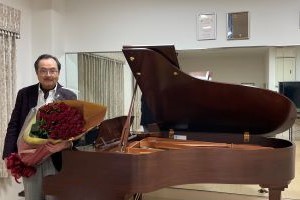 グランドピアノ